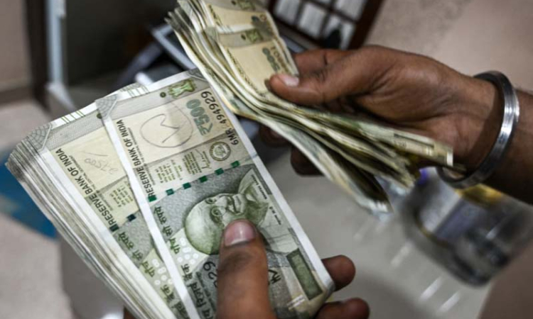 ඉන්දීය රුපියලත් දැවැන්ත කඩාවැටීමක් අභියස